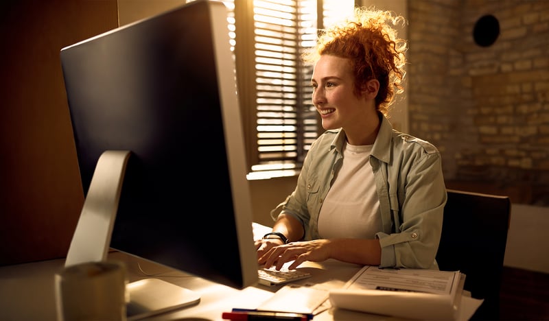 Quais são os benefícios de usar um CRM integrado na gestão de atendimento e processos?